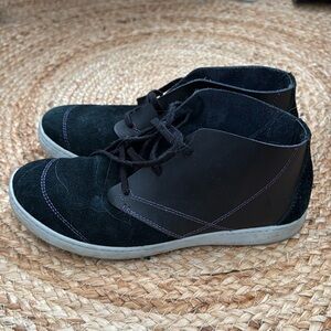 Ahnu shoes SZ 7.5 us.